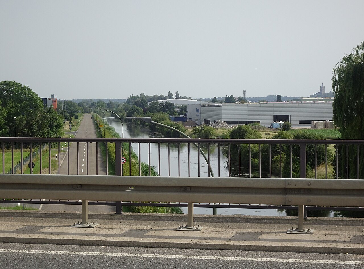A view along the Spoy Canal near Brienen.
