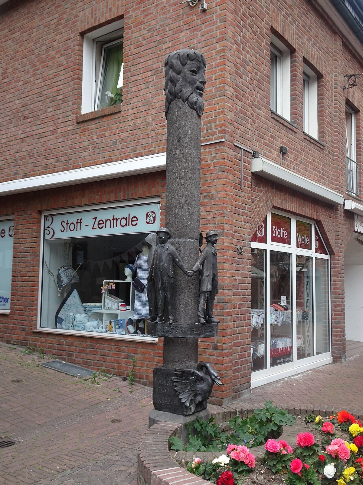 The Janus fountain in Kavarinerstraße.