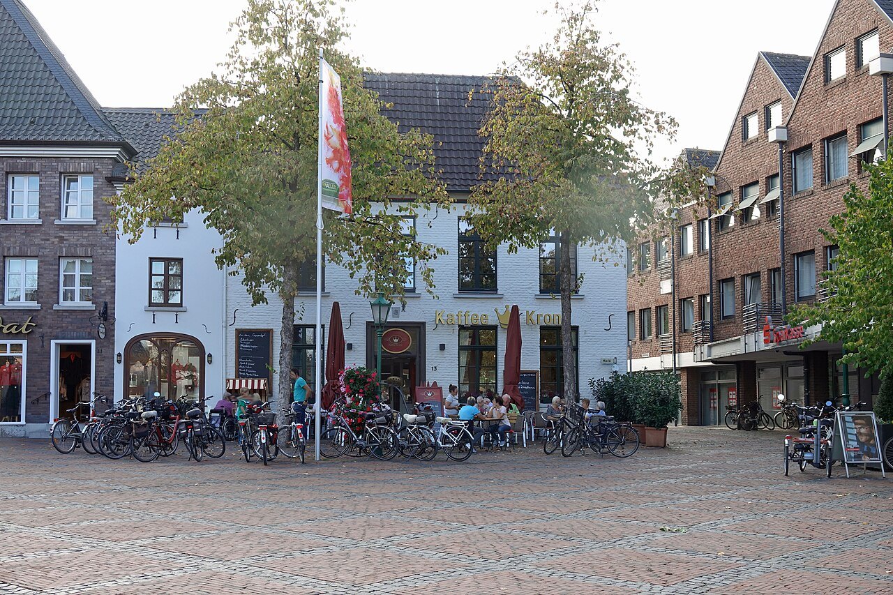 Buildings and bicycles on Straelen’s market square.