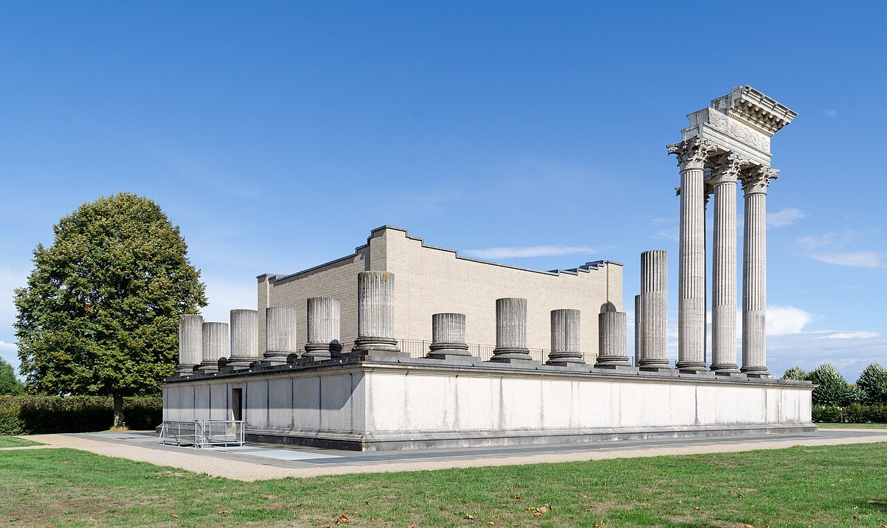 The reconstructed harbour temple in Xanten, an example of a historical stop.