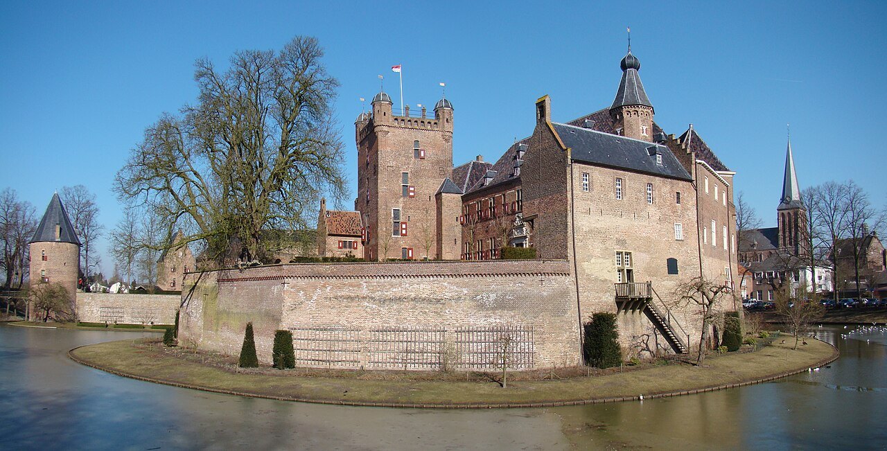 Huis Bergh and its moat.