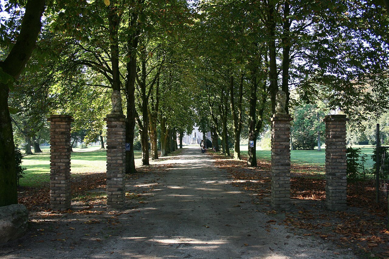 The avenue at Haus Hertefeld.