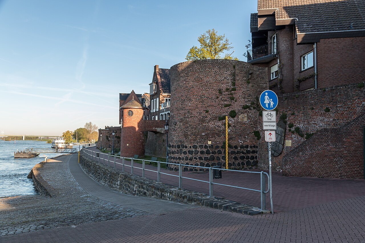 The Rhine promenade in Rees with a riverside railing.
