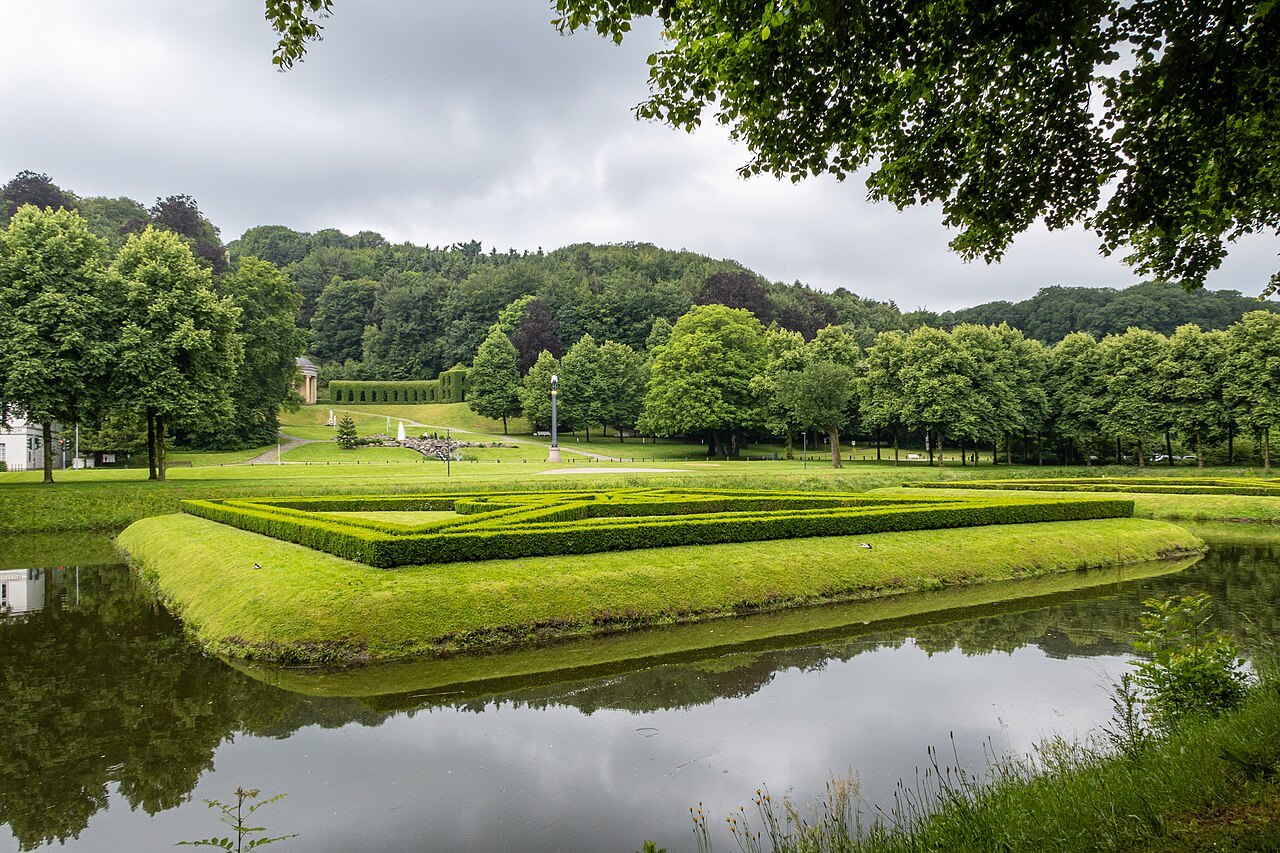 Hedges and water in Kleve’s pleasure garden.