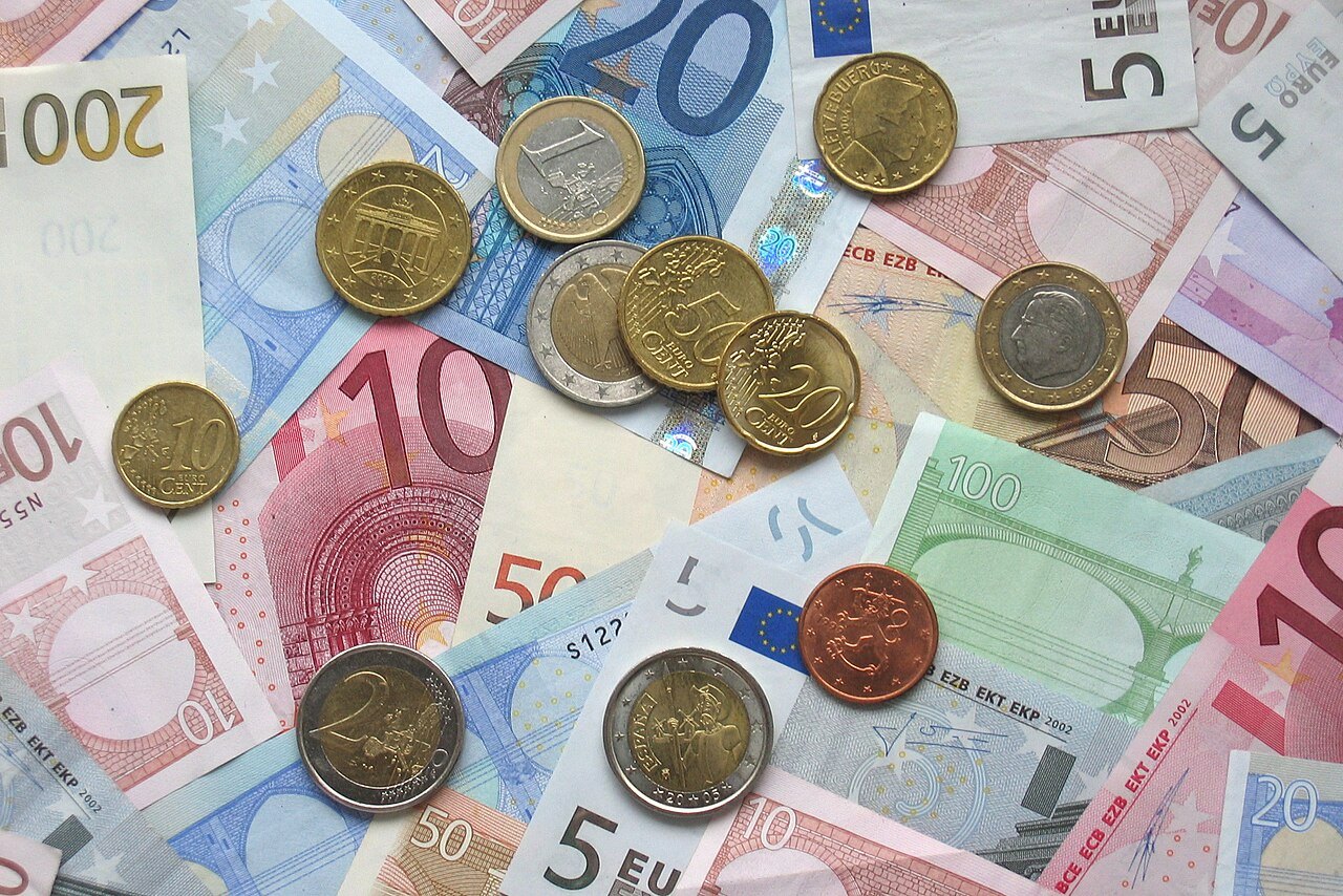 Euro coins and banknotes illustrating outing budgets.